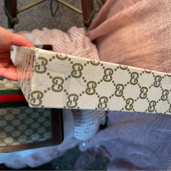 Gucci Sherry GG Supreme Canvas Clutch Velcro Closure with original box!! - Picture 9 of 16